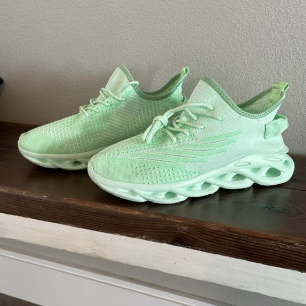 Men’s shoes, brand new, size 8.5